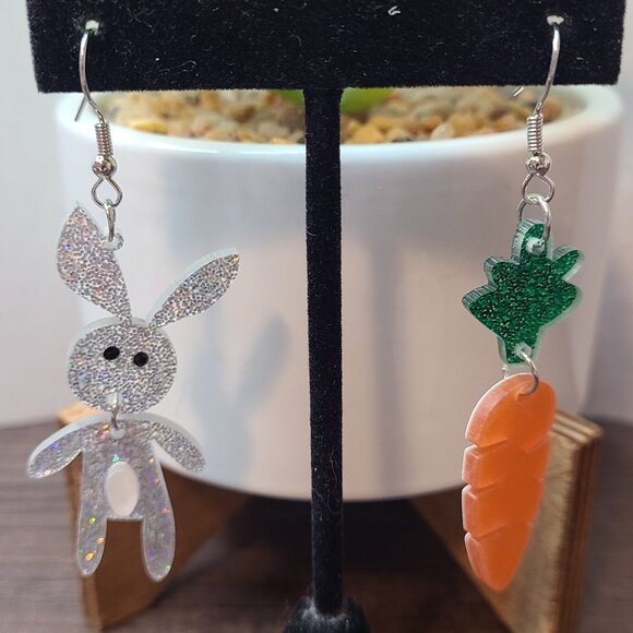 Unbranded Rabbit & Carrott Dangle Drop Earrings NEW Ladies Fashion Easter Event - Picture 1 of 4
